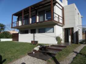 Información de CASAS AP1069 de inmobiliaria ANTONIO DIAZ en el barrio MANANTIALES 
 Casa muy moderna, que destina dos plantas para ubicar 3 buenos dormitorios, uno de ellos en suite, sala de TV , living y comedor con cocina  integrada, parrilla, pileta y terraza.
Súper equipada y luminosa.  