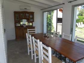 Información de CASAS AP1172 de inmobiliaria ANTONIO DIAZ en el barrio MANANTIALES 
 Casa en 2 plantas, abajo playroom, 2 dormitorios, 1 baño, cocina con comedor diario y gran jardin con parrillero.
Arriba living comedor con dos terrazas (una para adelante y otra para atras) y suite principal.
Esta muy bien equipada: alarma, aire acondicionado, cable, internet, lavarropas, lavavajilla, microondas, heladera con frezzer. Sábanas y toallas 