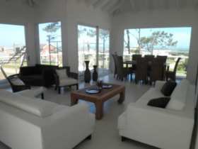 Información de CASAS AP1199 de inmobiliaria ANTONIO DIAZ en el barrio MONTOYA 
 Consta de  6 dormitorios de los cuales 4 son en suite y los otros dos comparten un baño. Dormitorio de servicio, parrilleron en planta alta y planta baja, pileta, internet wi-fi, cable, etc. Se ubica a 120 metros del Parador Mantra Beach.  