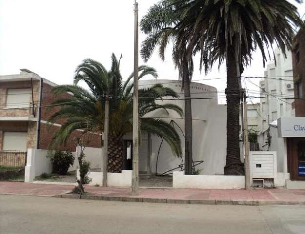Información de LOCAL CC91 de inmobiliaria CANEPA & CANEPA en el barrio PENINSULA 
 Peninsula local con opciona varios rubros , tiene permiso de construccion para PB + 2 PA dirigido a propiedad horizonta o locales y oficinas Permuta  