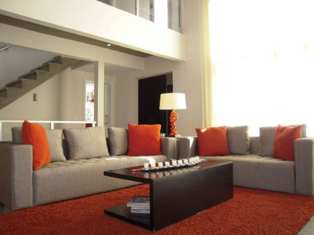 Información de CASAS DL707 de inmobiliaria DE LEON en el barrio PINARES 
 Casa muy confortable, living comedor y cocina muy amplios, 2 dormitorios en suite, muy buen jardín con barbacoa y piscina, excelente ubicación. 
