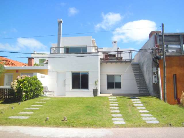 Información de CASAS EA415 de inmobiliaria ALMA DE MAR en el barrio MANANTIALES 
 CASA EN ALQUILER EN MANANTIALES 
Hermosa casa en alquiler en Manantiales de 3 dormitorios, 2 baños (ppal en suite), living, comedor, cocina, terraza con parrillero con vista al mar.- A/A en living y dormitorio principal, alarma.- 