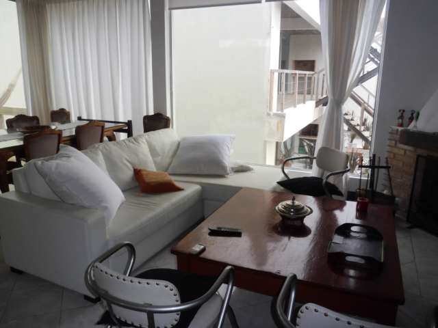 Información de CASAS EA79 de inmobiliaria ALMA DE MAR en el barrio MANANTIALES 
 Estupenda casa en 2 plantas con 4 dorm., 3 baños y dependencia de servicio.
Terraza, jardín con parrillero y piscina. 