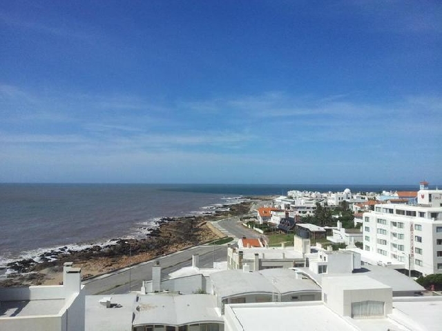 Información de DEPARTAMENTOS FA2369 de inmobiliaria FARO en el barrio PENINSULA 
 Apartamento en Península con excelente vista y el sonido del mar. 2 dormitorios, 2 baños, mas un medio dormitorio o dormitorio de servicio. Garge. Servicio de mucama.  