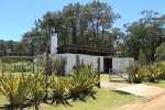 Información de CASAS GA1109 de inmobiliaria GANCEDO y ASOC en el barrio LA BARRA 
 Moderna construcción en 1000 mts de terreno. Consta de 3 dormitorios, 2 baños (ppal. en suite), cerco perimetral, parrilla con pérgola y deck, alrma con respuesta, Internet Wi-fi, Tv cable, excelente decoración y equipamiento.
 