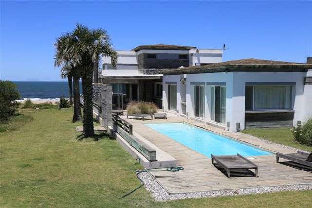 Información de CASAS GA1527 de inmobiliaria GANCEDO y ASOC en el barrio MANANTIALES 
 En primera línea al mar se encuentra esta casa de 500 m2 edificados sobre un lote de 2400m2.
En la planta baja ,gran living- comedor  que se intergra por los ventanales a la piscina con barbacoa, toilette , cocina y 3 dormitorios con 2 baños (1 suite acondiciondo como paly room). 
En planta alta con mucha privacidad está la master suite, con terraza,jacuzzy y vesitidor.
Entrando por el garage para 2 autos, tenemos el lavadero y la dependencia de servicio.
Muy bien equipada, teléfono, direct Tv, Wi Fi, ropa blanca para 10 personas.
  