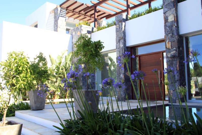 Información de CHACRAS GA1756 de inmobiliaria GANCEDO y ASOC en el barrio ZONA RURAL 
 Imponente casa construída con los mejores materiales. Arquitectura moderna y funcional con amplios espacios.
Con 11.000 m2 de jardín arbolado y con impecable presentación, 1.160 m2 construídos de los cuales son 700 m2 cerrados y el resto de pérgolas y decks. 
Consta de 6 dormitorios, 4 baños, dependencias de servicio, toilette, office, TV room,  despensa, área de recepción, garaje 2 autos, suites principales con terrazas y pérgolas. 
Construcción de primera calidad con vidrios dobles, calefacción y aire acondicionado central, losa radiante (gas), etc.  