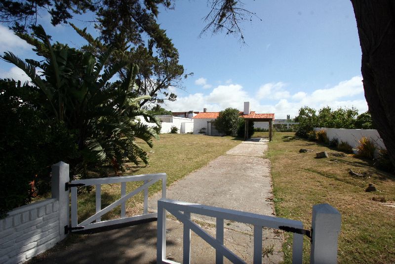 Información de CASAS GA707 de inmobiliaria GANCEDO y ASOC en el barrio MANANTIALES 
 Muy linda casa en el corazón de Manantiales. Consta de 1000 m2 ,  3 dorm .2 baños, y dependencias de servicio, parrilla, etc. Capacidad para 7 personas. Equipamiento súper y decoración impecable. Tv cable, etc. 
