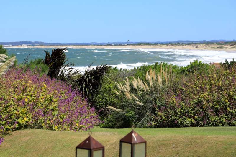 Información de CASAS GA899 de inmobiliaria GANCEDO y ASOC en el barrio JOSE IGNACIO 
 Solo para elegidos.....José Ignacio sobre el mar. Ubicada sobre la playa mansa con los mejores atardeceres de todo Punta del Este.
Son 1.100 m de terreno y la casa cuenta con 5 dormitorios y dependencias, muy bien decorada, pileta, deck, TVcable, internet, garage, alarma, etc 