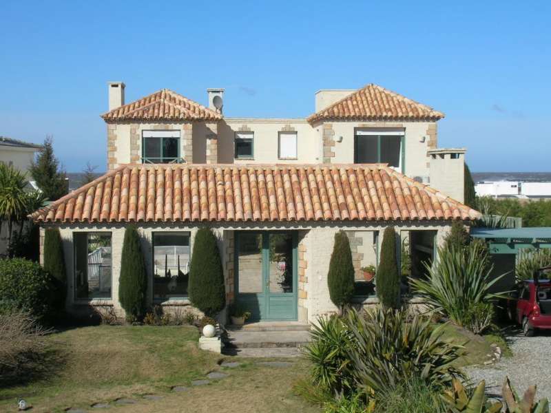 Información de CASAS GA930 de inmobiliaria GANCEDO y ASOC en el barrio MANANTIALES 
 Gran casa sobre la playa. Consta de casa ppal. 3 dormitorios en suite, office, amplio living con toda la vista al mar, gran comedor, cocina y dependencias dobles. Piscina climatizada, barbacoa, y deck, en un espacio central y área de huéspedes de 3 dormitorios con 2 baños (ppal. en suite).
Además: aire acondicionado en todos los ambiente, alarma, decoración de gran nivel y súper-equipamiento.  
 