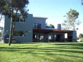 Información de CASAS GM237 de inmobiliaria GM en el barrio JOSE IGNACIO 
 Agradable casa en Pinar del Faro, frente a las canchas de tennis. La casa cuenta en la planta baja con un living comedor semi integrado amplio, luminoso. Toilette. Un dormitorio amplio en suite con aire acondicionado y buen vestidor. Muy linda cocina, luminosa, excelente equipamiento. Dependencia de servicio y lavadero. En la plana alta, hay un gran estar/playroom con 3 sofacama, gran capacidad y otros 3 dormitorios con 2 baños. En la parte exterior cuenta con un parrillero y comedor exterior techado y un lindo patio. 