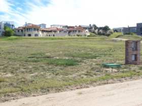 Información de TERRENO GM96 de inmobiliaria GM en el barrio JOSE IGNACIO 
 Terreno esquinero, con 1600 mts2, dentro del Club de Mar con todos los servicios. Existe la posibilidad de dividir el terreno y formar dos lotes de 800 mts.  