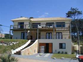 Información de CASAS JJ114 de inmobiliaria JJ INMOBILIARIA en el barrio MONTOYA 
 Calle Ocean Stread.
Ubicada a 1 cuadra de la playa Montoya.
Gran vista al mar desde el living comedor y la terraza al frente.
Casa desaroolada en 3 plantas.
Primera planta 2 dormitorios en suite, garage cerrado amplio y lavadero con lavarropas. Patio y tender aislado.
Segunda planta 3 dormitorios 2 baños, el principal en suite.
Atrás parrillero, jardín y piscina.
Tercera planta gran living, toilette de visita, mesa de juegos, comedor aparte y cocina.
Terraza al frente a la salida del living con gran vista. 