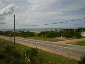 Información de TERRENO JJ177 de inmobiliaria JJ INMOBILIARIA en el barrio EL CHORRO 
 Sobre la Rambla arriba de Punta Piedras.
60 mts de frente, terreno muy elevado sobre nivel de calle con exelente vista al mar, a José Ignacio y a Punta del Este. 