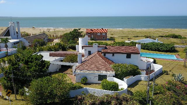 Información de CASAS PB122 de inmobiliaria PUNTA BALLENA en el barrio LAS GRUTAS 
 Living comedor, cocina, 3 dormitorios y 2 baños, terraza, piscina y vista al mar.- 