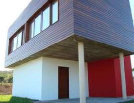 Información de CASAS PB1254 de inmobiliaria PUNTA BALLENA en el barrio LAS GRUTAS 
 Casa en la zona de Las Grutas, con amplias vistas a la bahia de Punta del Este y Punta Ballena. A metros de la playa. Tiene dos dormitorios, un baño, cochera y parrillero.
 