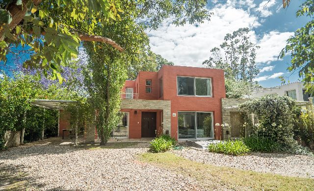 Información de CASAS PB1469 de inmobiliaria PUNTA BALLENA en el barrio PORTEZUELO 
 La casa tiene 3 dormitorios en suite, uno en planta baja, 2 en planta alta con salida a una terraza, living con estufa a leña, comedor, cocina con salida al parrillero. Lavadero y yacuzzi en el jardín. Aire acondicionado en todos los ambientes.  