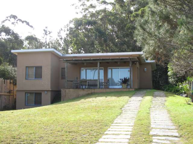 Información de CASAS PB1549 de inmobiliaria PUNTA BALLENA en el barrio PORTEZUELO 
 Casa de tres dormitorios (uno en suite), dos baños, parrillero, jardín, habitación de servicio con baño. 