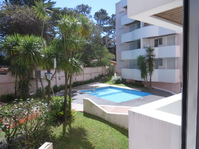 Información de DEPARTAMENTOS PB1626 de inmobiliaria PUNTA BALLENA en el barrio PLAYA MANSA 
 Departamento con tres dormitorios, dos baños, balcón terraza a nivel jardín. 