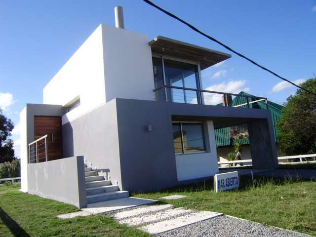 Información de CASAS PB1746 de inmobiliaria PUNTA BALLENA en el barrio LAS GRUTAS 
 CASA EN DOS NIVELES, 3 DORMTIROIOS ( UNO EN SUITE), DOS BAÑOS, TOILLETE, LIVING, COMEDOR, COCINA, TERRAZA CON VISTA A PUNTA DE ESTE. 
PISCINA,  PARRILLERO Y COCHERA. TERRENO DE 550M2 DE SUPERFICIE CERCADO.  