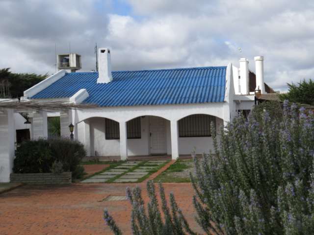 Información de CASAS PB1773 de inmobiliaria PUNTA BALLENA en el barrio LAS GRUTAS 
 Casa a muy pocos metros de la playa, 164m2 edificados,  3 dormitorios, 2 baños, living comedor, cocina definida, patio con parrillero.
Habitación de servicio y baño.  
2 terrenos, uno en primera linea,total 1.384 mts2 