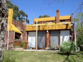 Información de CASAS PB616 de inmobiliaria PUNTA BALLENA en el barrio PUNTA BALLENA 
 Casa totalmente reciclada, 3 dormitorios, 2 baños, living comedor, cocina integrada, patio con parrillero.Complejo con todos los servicios de piscina, club house, canchas de tenis, caseros. 