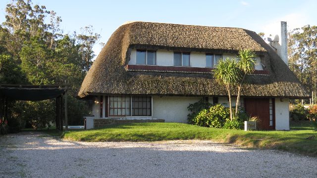 Información de CASAS PB623 de inmobiliaria PUNTA BALLENA en el barrio PORTEZUELO 
 Son 2 cabañas, la primera tiene 2 dormitorios, 2 baños y la segunda tiene 3 dormitorios, 2 baños. Piscina y parrillero. 