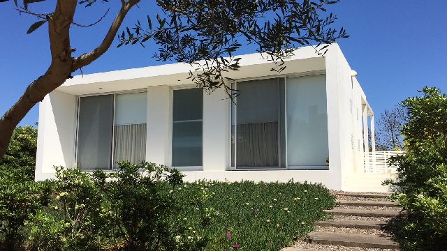 Información de CASAS PB846 de inmobiliaria PUNTA BALLENA en el barrio TIO TOM 
 Casa nueva de estilo minimalista, en una sola planta, living con hogar, comedor y cocina integrada, dos dormitorios (uno en suite), espacio exterior con deck y piscina. 
Con posibilidades de ampliación en planta alta.  
