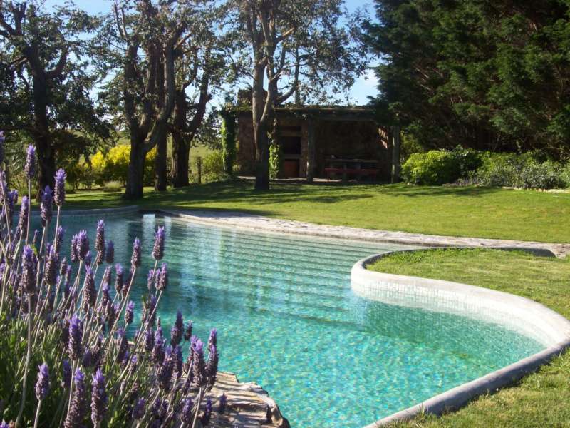 Información de CHACRAS PE130 de inmobiliaria ESTEVARENA en el barrio JOSE IGNACIO 
 Tipica casa de campo, de espacios amplios y bien diseñada, toda su construcción está concebida en función de la naturaleza, de donde viene el viento, el sol, el parque es impresionante, tan solo salir afuera a caminar por la chacra es un placer que ya justifica su estadía! Ubicada a 10 minutos del pueblo de José Ignacio, es un escondite perfecto! La casa tiene un gran living comedor integrado, amplio luminoso, zona de playroom con LCD y direct tv o como rincón de lectura entorno al hogar. Tiene 3 dormitorios todos en suite, la master es amplia, comoda con un gran baño, las vistas al campo son únicas!  Cocina gourmete independiente, excelentemente equipada. Dependencia de servicio. Lavadero. Una piscina de forma irregular, divina para disfrutar los días de calor si no hay ganas de ir a la playa. Suite para huespedes independiente a la casa, que cuenta con una terraza con excelente vista al mar. Un lugar especial nos sorprende a la hora de hacer los asados, gran parrillero con comedor exterior y que también cuenta con una cocina a la antigua con un  lindo comedor en caso de que el tiempo no acompañe. Excelente calidad de construcción, doble pared, aberturas de PVC con doble vidrio, postigones, calefacción. Garage cubierto para 2 autos, sala de máquinas, caldera, equipada con todo lo que necesita, direct tv, internet wifi, ropa blanca. La chacra tiene casa de caseros de similar calidad a la casa grande, con dos dormitorios, baño, living comedor. Galpón para guardado de herramientas. Tajamar. Estanque. 5 Hectareas para disfrutar! 
