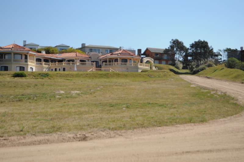 Información de TERRENO PE27 de inmobiliaria ESTEVARENA en el barrio JOSE IGNACIO 
 Son 1600 mts2 esquineros, con posibilidad de dividirlos y tener 2 lotes de 800 cada uno, con entradas independientes. Quedan a mitad de camino de la playa y cuentan con todos los servicios del club, seguridad, servicio de playa, piscina, restaurant, colonia para chicos, guardia en el acceso. 