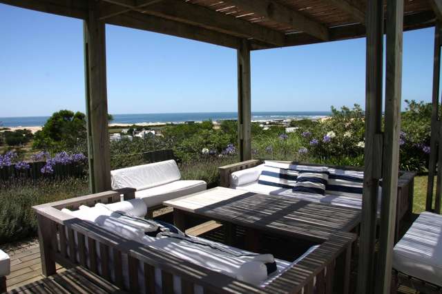 Información de CASAS PE45 de inmobiliaria ESTEVARENA en el barrio JOSE IGNACIO 
 Muy buena casa que ha combinado el estilo clásico con la comodidad de lo moderno. Ubicada en un terreno excepcional, de gran altura y vista al mar.
La casa principal tiene un acogedor living, comedor integrado con salida a un deck con un living exterior que disfruta del sol de José Ignacio. Cocina independiente con comedor diario. Lavadero y dependencia de servicio con su baño. La suite principal tiene gran vista al mar y una mirada directa hacia el faro y el pueblo de José Ignacio. Arriba hay dos dormitorios que comparten un baño. Independiente a la casa, hay un nuevo módulo de dos plantas, abajo está el playroom con LCD y DVD con sillones para descansar y arriba hay un gran dormitorio en suite, que puede armarse como un dormitorio matrimonial o con 4 camas para chicos, con divina vista al mar. Un hermoso jardín rodea la casa, tiene un parrillero y comedor exterior para 15 personas. La casa cuenta con todo lo que se puede necesitar, tiene buen gusto y el cuidado al detalle por sus propietarios. 