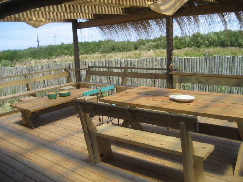 Información de CASAS PE6 de inmobiliaria ESTEVARENA en el barrio JOSE IGNACIO 
 Muy buena casa, revestida en madera que le da un toque rústico, que acompaña la naturaleza del lugar. Muy luminosa! En la planta alta, un gran espacio integra la cocina, comedor y living, todo con vista al mar y hacia el pueblo. Toda la casa está rodeada de un deck con grandes ventanales que integra la casa con el exterior. Hacia la playa brava hay un hidromasaje de agua fría y hacia la mansa está lel parrillero con un estar exterior muy agradable. La suite principal también disfruta de gran vista al mar desde la laguna garzon. El living y suite principal tiene LCD y conexión con Direct TV. Abajo encontramos 3 dormitorios, dos de ellos en suite, una suite con lugar para 4 personas y otro con cama queen. El tercer dormitorio tiene 2 camas singles y cuenta con un baño completo enfrente. Lavadero. Despensa. El jardín es muy natural, a la salida de los dormitorios de abajo hay otra zona de chill out, perfecta para descansar a la sombra con el aire de mar. La casa cuenta con ropa blanca, internet wifi, Direct TV en living y ventiladores en living y dormitorios.  