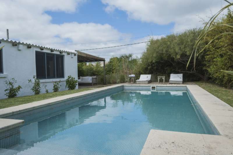 Información de CASAS PE87 de inmobiliaria ESTEVARENA en el barrio JOSE IGNACIO 
 Divina casita, pequeña con un lindo jardín, piscina, muy linda puesta y con lo que se necesita para disfrutar de unas lindas vacaciones! Tiene un living comedor y cocina integrado, confortable, bien equipada. Tiene dos dormitorios compartiendo un baño y la suite principal está por fuera de la casa. Afuera junto al parrillero hay un comedor exterior, living exterior, jardín con reposeras. En otro sector de la casa se cuenta con una dependencia de servicio y el lavadero.  La casa cuenta con Direct tv, internet wifi y ropa blanca. 