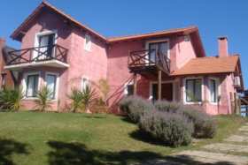 Información de CASAS PL171 de inmobiliaria PUCURULL en el barrio TIO TOM 
  Muy cerca del mar. 3 dormitorios + 1 abierto, 4 baños (3 en suite). Livin-comedor, cocina. Muy bien equipada. Dep.servicio con baño. Parrillero techado. Pileta. Muy linda vista. Heladera con  freezer, microondas, lavarropas,  TV. Directv 