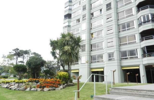 Información de DEPARTAMENTOS PZ2 de inmobiliaria PABLO Y SUAREZ en el barrio ROOSEVELT 
 Living comedor con terraza cerrada y la mejores vistas,3 dormitorios (uno en suite)y habitacion de servicio con baño,cocina con comedor diario y terraza lavadero.130 mts.mas cochera y baulera,buenas terminaciones y cerramientos dobles.Muy soleado. 