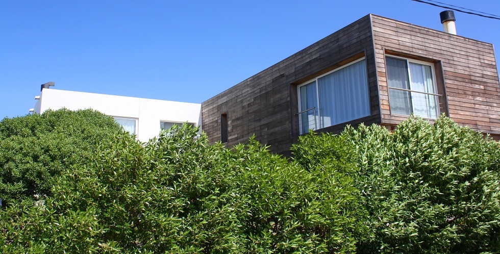 Información de CASAS RN3006 de inmobiliaria IGNACIO RUIBAL en el barrio JOSE IGNACIO 
 Muy sólida propiedad, ubicada cerca de la huella y de la entrada al Pueblo.
Dispone de dos construcciones, una la casa otra el quincho, con pileta en el jardín.
Lugar social en la planta baja + cocina,
también una suite para invitados.
Arriba tiene dos dormitorios que comparten baño  y otros dos en un espacio diferenciado que comparten otro baño.
Por otro acceso accedes a una increíble suite con vestidor con espectaculares vistas a la Brava.
 