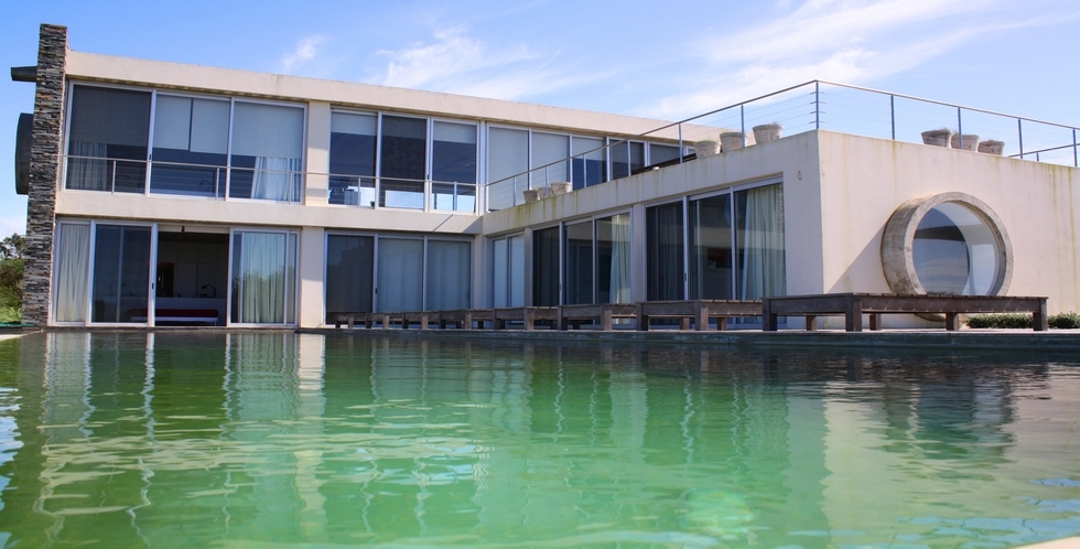 Información de CASAS RN3012 de inmobiliaria IGNACIO RUIBAL en el barrio ARENAS DE J.IGNACIO 
 Casa de amplios espacios adentro y afuera, construida en dos niveles.
En el de abajo, disfruta de tres dormitorios, dos comparten baño, el otro es en suite. Living-espacio social y afuera piscina
orientada al mar y quincho con hermoso parrillero.
Arriba tiene la cocina y comedor, amplia terraza con impresionantes vistas al mar y al Pueblo. Tiene otra suite en un lateral.
 
