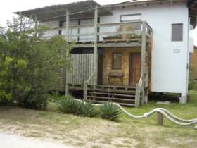 Información de CASAS SA57 de inmobiliaria SERGIO & ANDREA en el barrio JOSE IGNACIO 
 Excelente ubicación a pasos de la playa...
En planta baja se encuentra la suite ppal, dos dormitorios con un baño, y la dependencia de servicio con entrada independiente.
En planta alta está el living comedor con cocina integrada y terraza con parrillero.
 