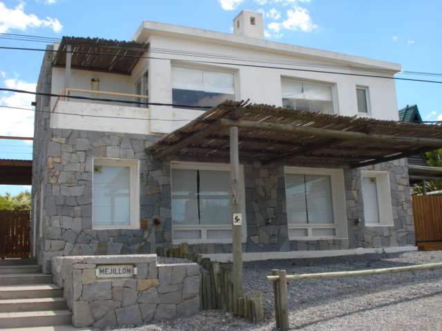 Información de CASAS SD4663 de inmobiliaria SANTOS DUMONT en el barrio LA BARRA 
 Zona Posta del Cangrejo. Espectacular casa de 4 dormitorios (un dorm en suite) y dependencia de servicio. 
400 mtrs2 de terreno, aprox. 300 mts2 construidos. Pileta, muy buena vista al mar. A metros de la playa..
 
