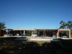 Información de CHACRAS SD4726 de inmobiliaria SANTOS DUMONT en el barrio ZONA RURAL 
 Muy linda chacra
5000 Mts2 de terreno, 220 Mts2 contruidos
4 dormitorios, 1 en suite con jacuzzi. cocina americana, amplio living, totalmente equipada. pileta y jardin.
 