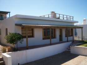 Información de CASAS VM124 de inmobiliaria VISTALMAR en el barrio JOSE IGNACIO 
 Casa de 3 dormitorios, 1 en suite, 2 baños, depto. de servicio con baño, living - comedor con estufa a leña, cocina, parrillero, terraza mirador con increible vista al Mar y el Faro de José Ignacio. 