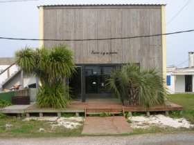 Información de LOCAL VM28 de inmobiliaria VISTALMAR en el barrio JOSE IGNACIO 
 Estupendo local comercial frente a la plaza de José Ignacio, 110 mts. totales que se componende la siguiente manera: 70 mts. salon, 20 mts. entrepiso, 20 mts. deck al frente. Tiene kitchenete, baño. Todo en un lote de 810 mts, que incluye casa de construcción tradicional. Orientación Norte. 