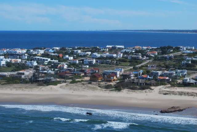 Información de CASAS VM49 de inmobiliaria VISTALMAR en el barrio JOSE IGNACIO 
 Espectacular casa estratégicamente ubicada  sobre el Mar en playa brava José Ignacio, a tan solo 2 cuadras de La Huella y 2 cuadras del Faro. Desarrollada en 2 bloques . Bloque 1 - Planta baja: living comedor con estufa a leña, salida a piscina y salida a parrillero y horno con amplia  mesada, cocina y toilette, Aire acondicionado.  Planta Alta: Master suite con vestidor, amplio baño sectorizado con ducha y bañera, salida a gran terraza con espectacular vista al Mar. Aire acondicionado. Bloque 2 - Planta baja: 2 dormtorios en semisuite, 1 dormitorio en suite. Lavadero con cucheta. Planta Alta: Master suite con balcón con increible vista. La casa cuenta con wifi, directv, ropa blanca (Sábanas y Toallas)
 