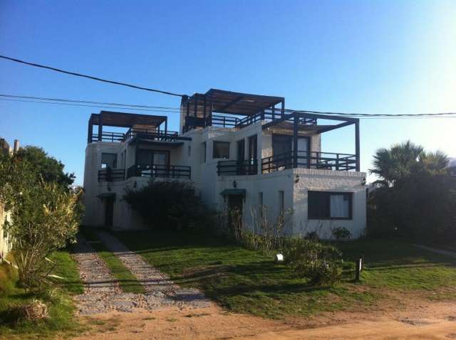 Información de CASAS VM51 de inmobiliaria VISTALMAR en el barrio JOSE IGNACIO 
 Estupendo conjunto de casas gemelas en 3 niveles cada una con 3 dormitorios, 1 en suite, 1 baño, living - comedor con cocina tipo americana, balcon, gran terraza con parrillero, solarium y una espectacular vista al mar. Lindo Jardín Prop. horizontal.
Todo en un gran terreno de 810 metros. 