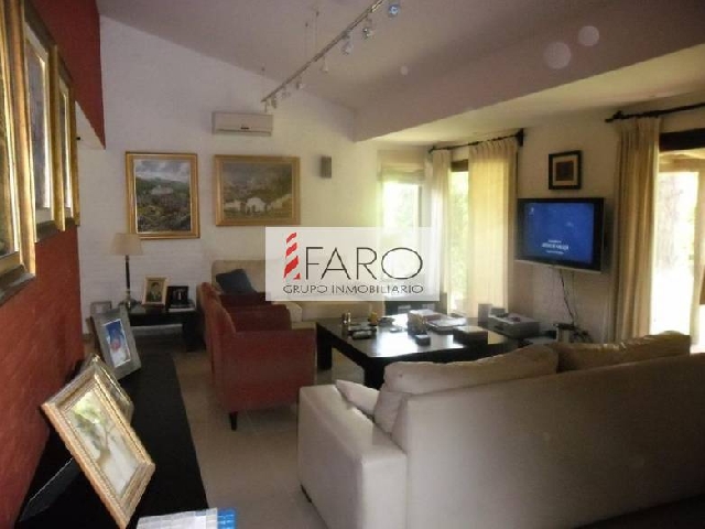 Información de CASAS FA33415 de inmobiliaria FARO en el barrio CANTEGRIL 
 Casa en Cantegril, 3 dormitorios, 2 baños, dependencia de servicio, cochera, parrilla, jardín. 