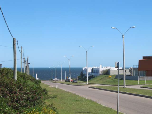 Información de TERRENO DL670 de inmobiliaria DE LEON en el barrio MONTOYA 
 Excelente terreno esquinero con vista al mar, entorno de casas muy bueno, a 200 mts de playa.
420m2 