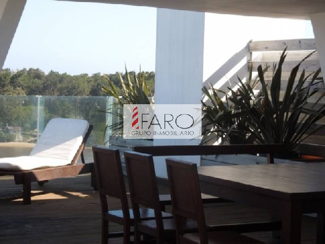 Información de DEPARTAMENTOS FA32599 de inmobiliaria FARO en el barrio LA BARRA 
 Pent House con inmejorable vista de la desembocadura de La Barra, 3 dormitorios, 4 baños, piscina y parrillero individual y todos los servicios de Delamar. 