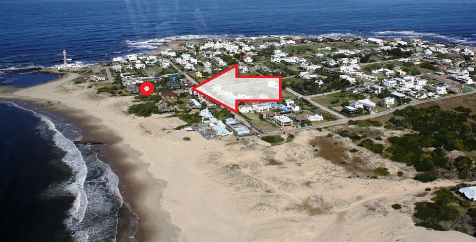 Información de TERRENO RN3146 de inmobiliaria IGNACIO RUIBAL en el barrio JOSE IGNACIO 
 Espectacular lote sobre el mar, ubicado practicamente sobre una duna del lado de "La brava" en el casco del pueblo, 810 m2 con vista hacia el agua. 