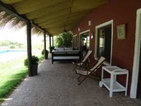 Información de CHACRAS AP1178 de inmobiliaria ANTONIO DIAZ en el barrio LA BARRA 
 Chacra de 5 dormitorios, 3 en suite y 2 semi en suite, cocina bien equipada (lavarropa, heladera con freezer, microondas, cafetera, licuadora, tostadora, etc), amplio living con estufa, dependencia, cancha de futbol, piscina, amplia galeria, quincho con baño, pool y aire acondicionado. Tv con cable. 