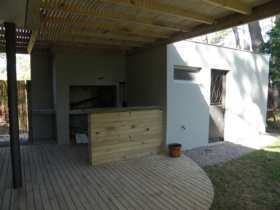 Información de CASAS AP1183 de inmobiliaria ANTONIO DIAZ en el barrio MONTOYA 
 Casa a estrenar en dos plantas.
Planta baja amplio living con estufa, comedor, toillete y cocina.
En planta alta 3 dormitorios y 2 baños (1 en suite).
Jardin con deck, parrillero techado y dependencia de servicio.
Alarma, telefono, wifi, cable, microondas, heladera con freezer, lavarropa y secarropa.  